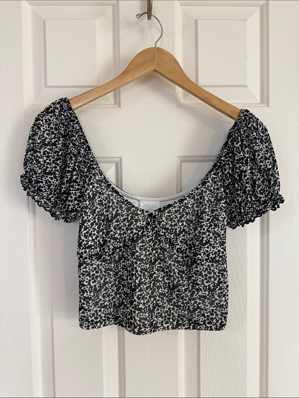 ABOUND Like New Puff Sleeve Crop To Size Medium